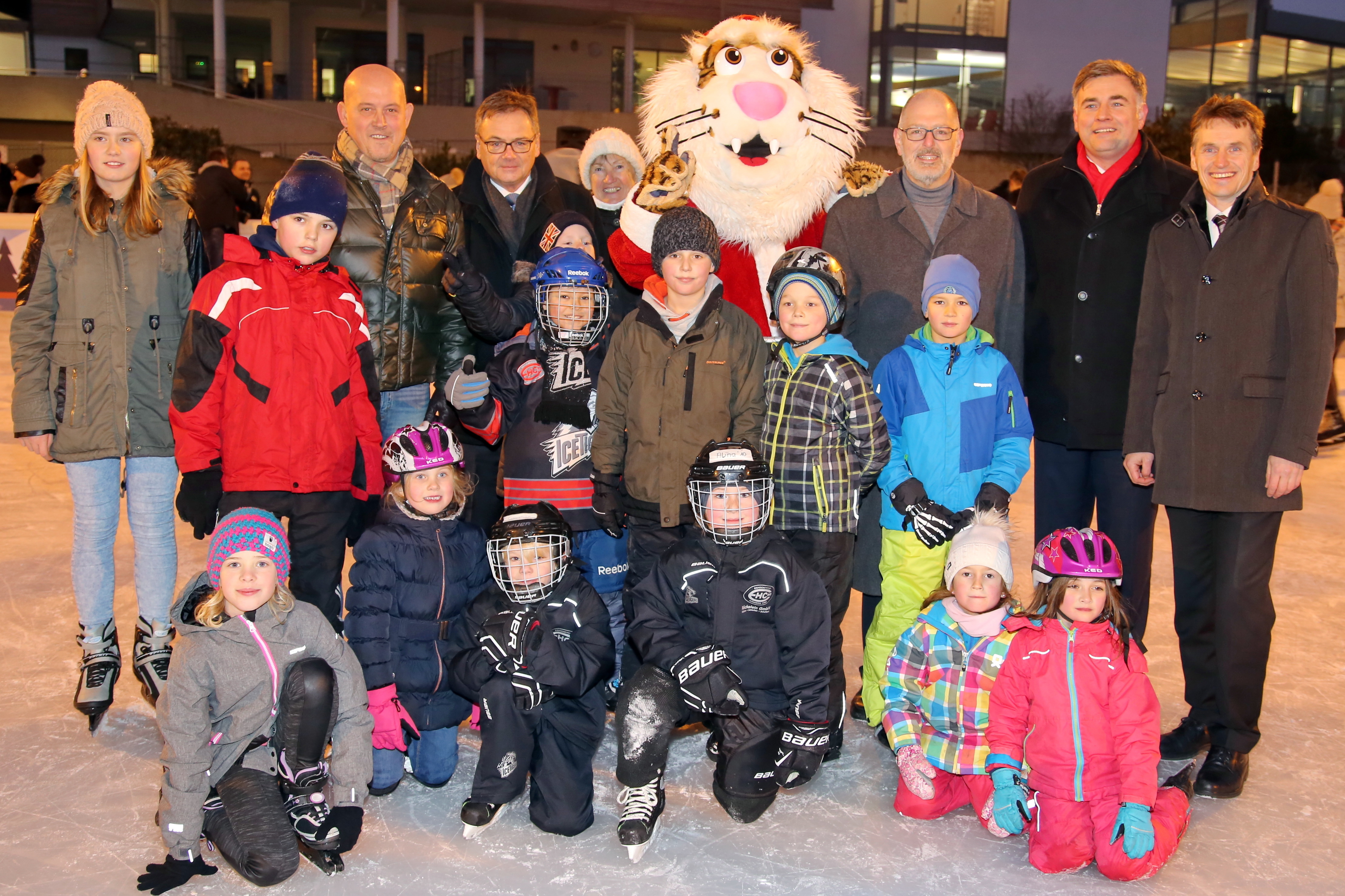 Auch im vergangenen Jahr schate "Pucki" in Zirndorf vorbei, drehte ein paar Runden mit den Kindern auf dem Eis und posierte auch fürs Gruppenfoto mit den Sponsoren.