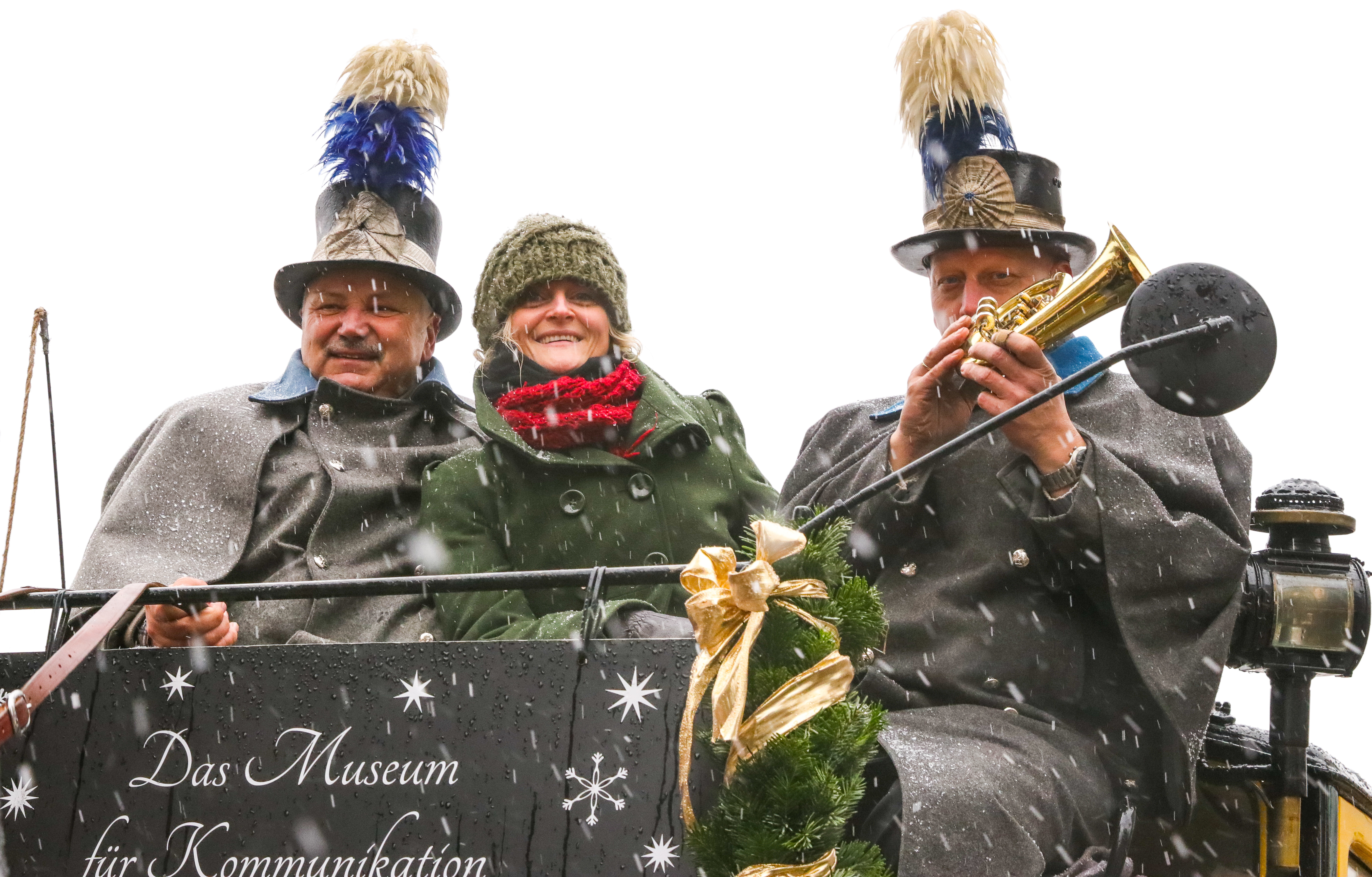 Ab kommenden Freitag starten die beliebten Postkutschenfahrten zum Christkindlesmarkt. Auf dem Kutschbock Platz genommen haben schon mal die Postillione Walter Martin (l.) und Georg Pfann sowie Marion Grether, Direktorin Museum für Kommunikation Nürnberg.