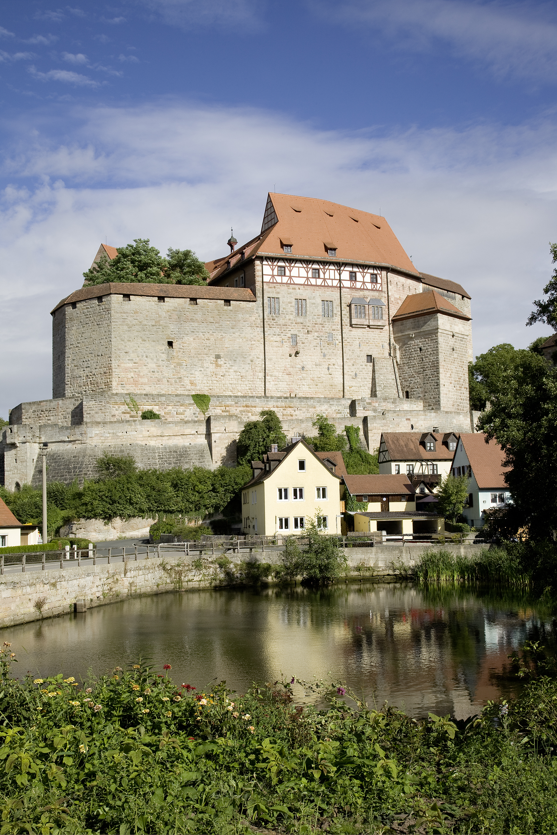 Mächtig thront die Cadolzburg über dem gleichnamigen Ort im Landkreis Fürth. Seit rund fünf Monaten ist hier das erste Burgerlebnismuseum Deutschlands untergebracht.