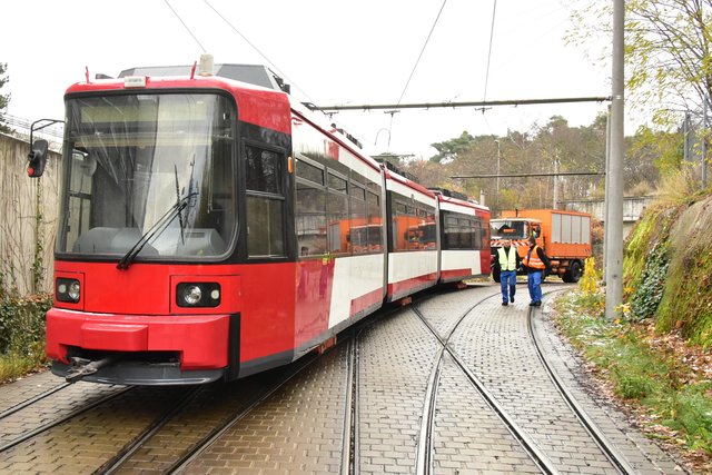 Die modernisierte Straßenbahn wird mangels Motor von einem Arbeitsfahrzeug ins Straßenbahndepot geschoben.