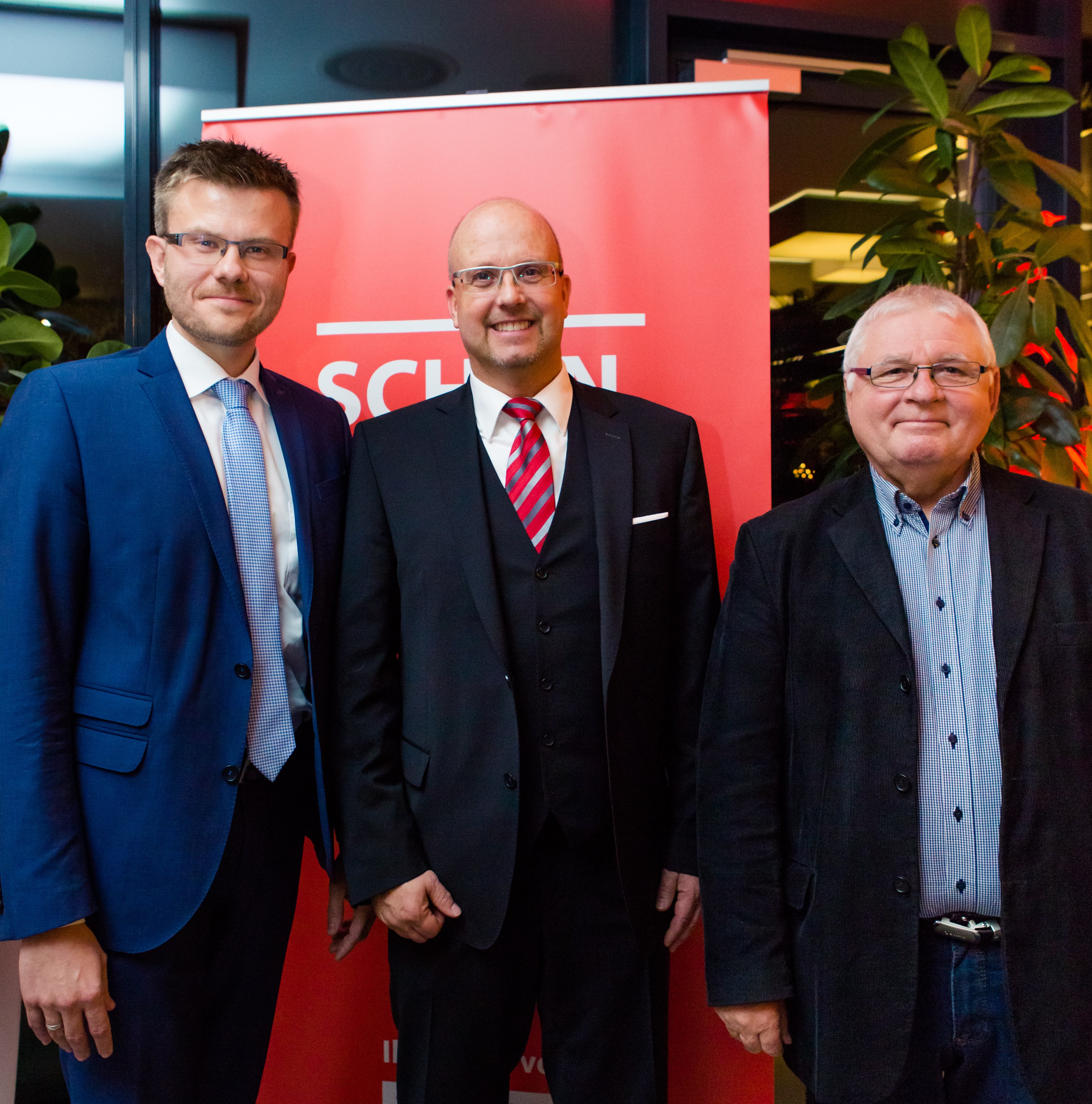 Marcus König (l.), Fraktionsvorsitzender der CSU-Stadtratsfraktion in Nürnberg, der ebenso wie Gerald Raschke (r.), Stadtrat der SPD-Stadtratsfraktion in Nürnberg, ein Grußwort an die Gäste richtete – gemeinsam mit Dr. Gunter Krämer, Vorstand Finanzen/personal der Schultheiß Projektentwicklung AG.