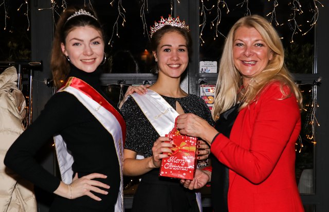 Nikolaus-Päckchen von Marie-Luise Cawi an Miss Franken Classic-Siegerin Diana Lisak (Mitte) und die zweite Siegerin Antonia Einzinger (l.). | Foto: Nicole Fuchsbauer