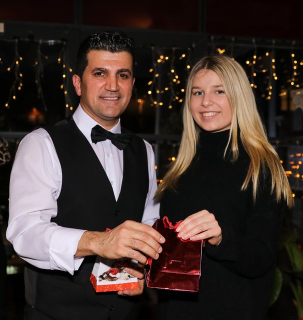 Gastgeber Adelo Kadir überreicht Nikolausgeschenke. | Foto: Nicole Fuchsbauer