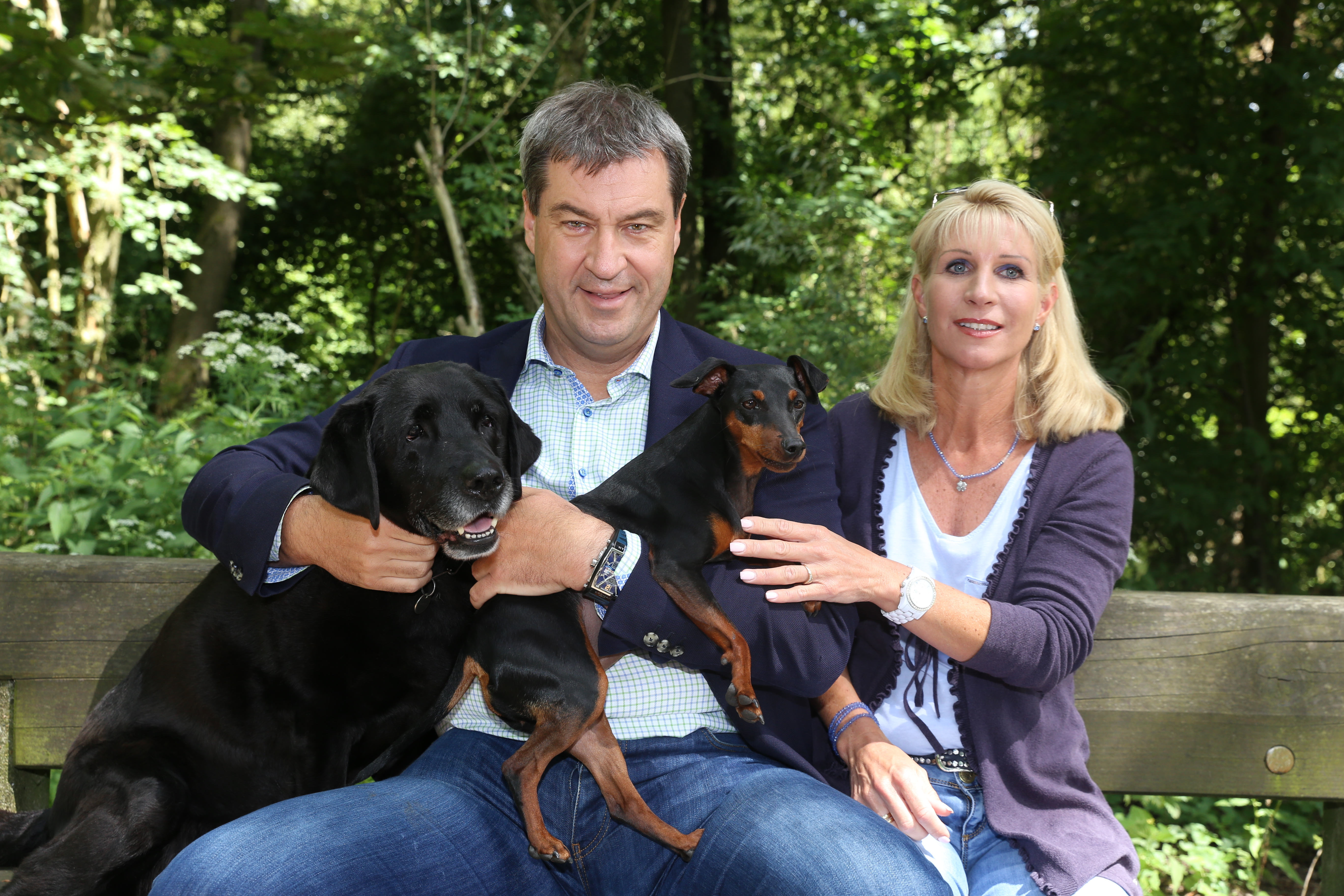 Bayerns Finanzminister und künftiger Ministerpräsident Dr. Markus Söder (50, CSU) mit Ehefrau Karin und seinen Hunden Fanny (links) und Bella. Foto: © Udo Dreier