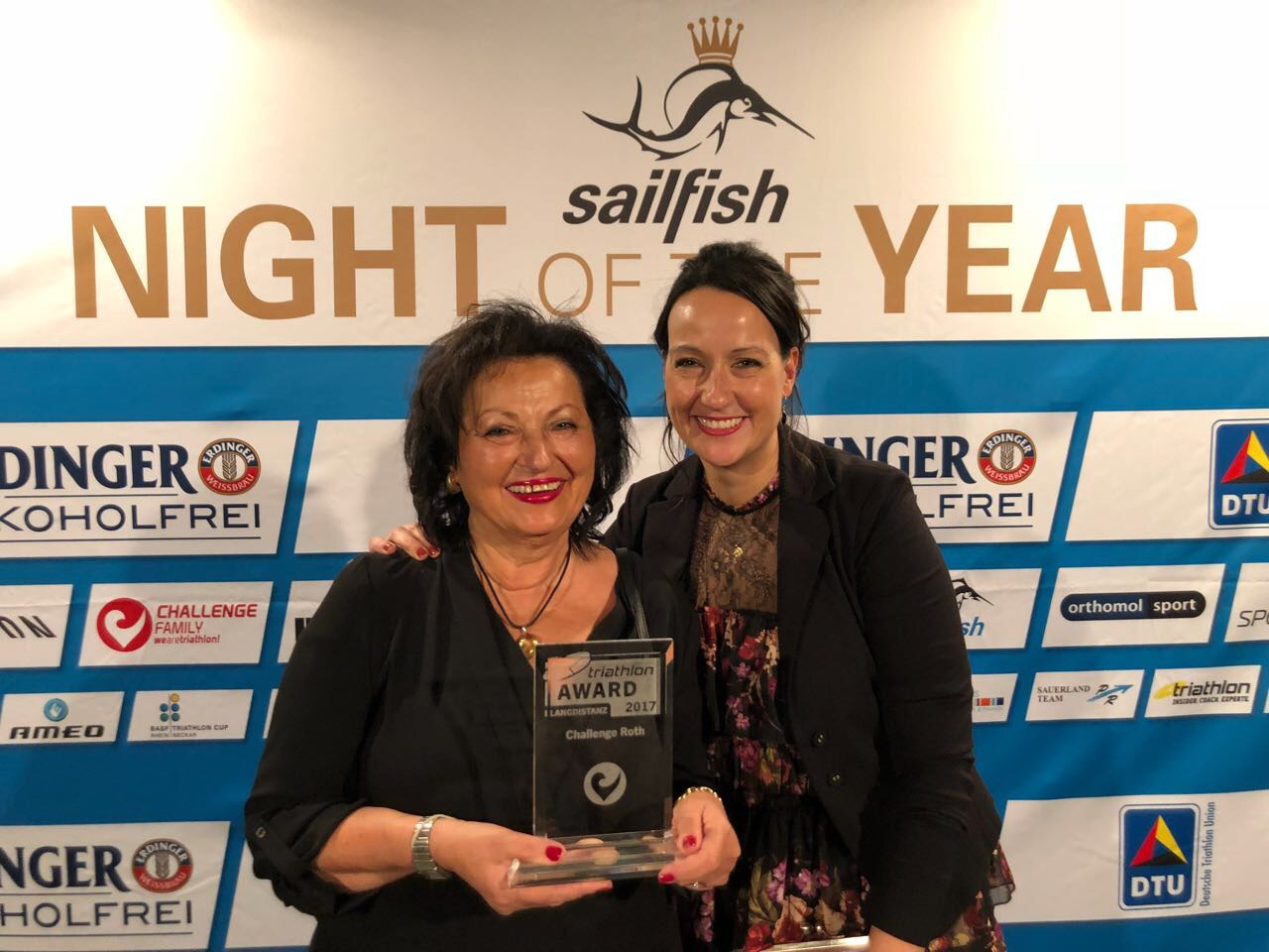 Alice Walchshöfer (l.) und Kathrin Walchshöfer-Helneder freuen sich, dass der DATEV Challenge auch 2017 wieder als „Bestes Rennen des Jahres“ ausgezeichnet worden ist.