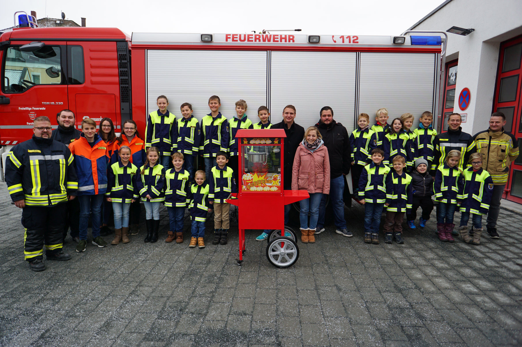 JU-Vorsitzender Florian Dietz, Feuerwehr-Vorsitzender Josua Flierl, sowie Verantwortliche der Flammbinis und der Jungen Union. Eingerahmt von den Flammbinis der Feuerwehr Forchheim.