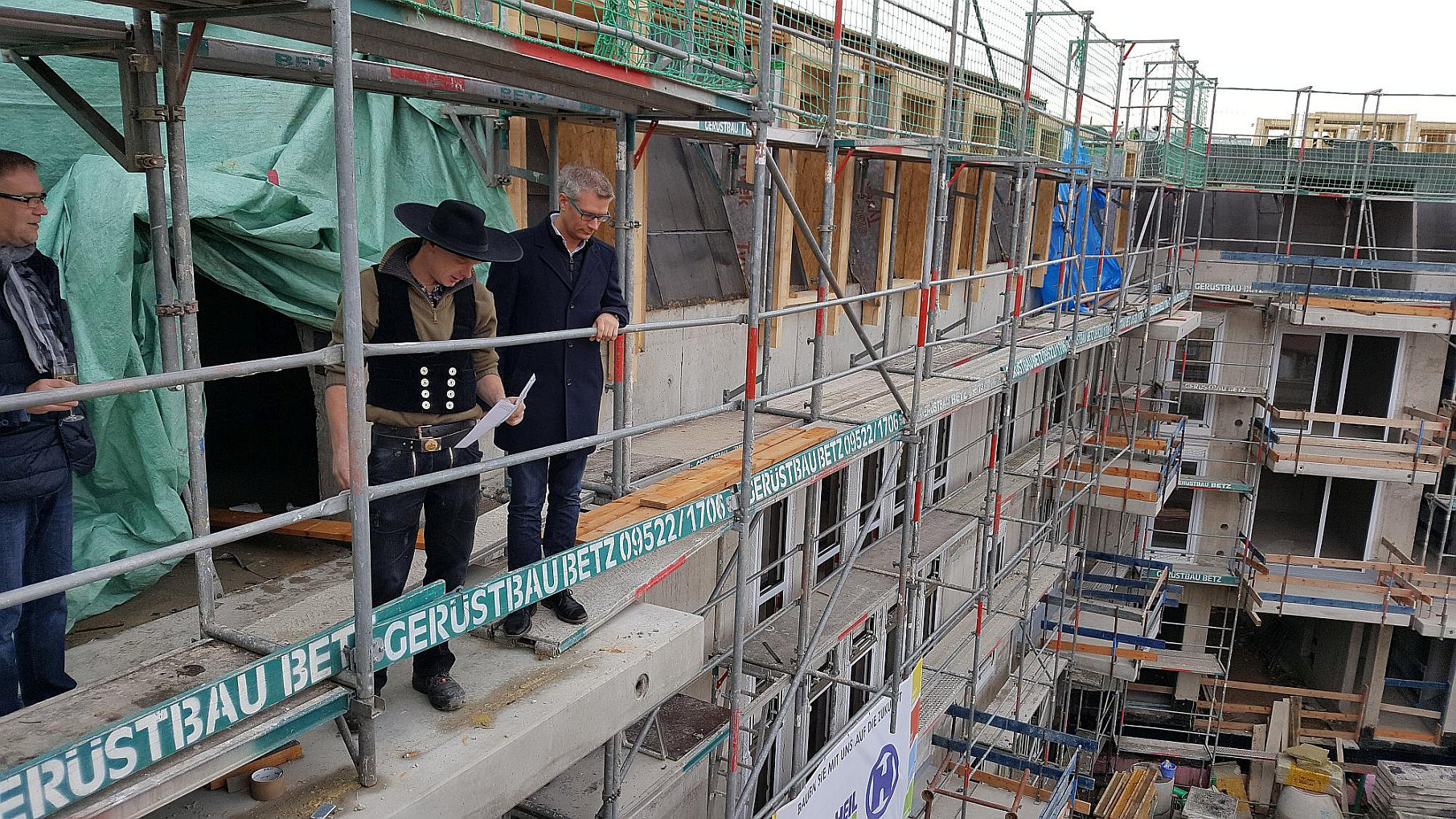 Nico Schönherr (Mitte) sprach für 150 Gäste vom dritten Stock herunter den Richtspruch für das Neue Katharinenspital, Dr. Uwe Kirschstein (rechts) und Thomas Krügel sind zufrieden mit dem zügigen Fortgang der Baustelle.