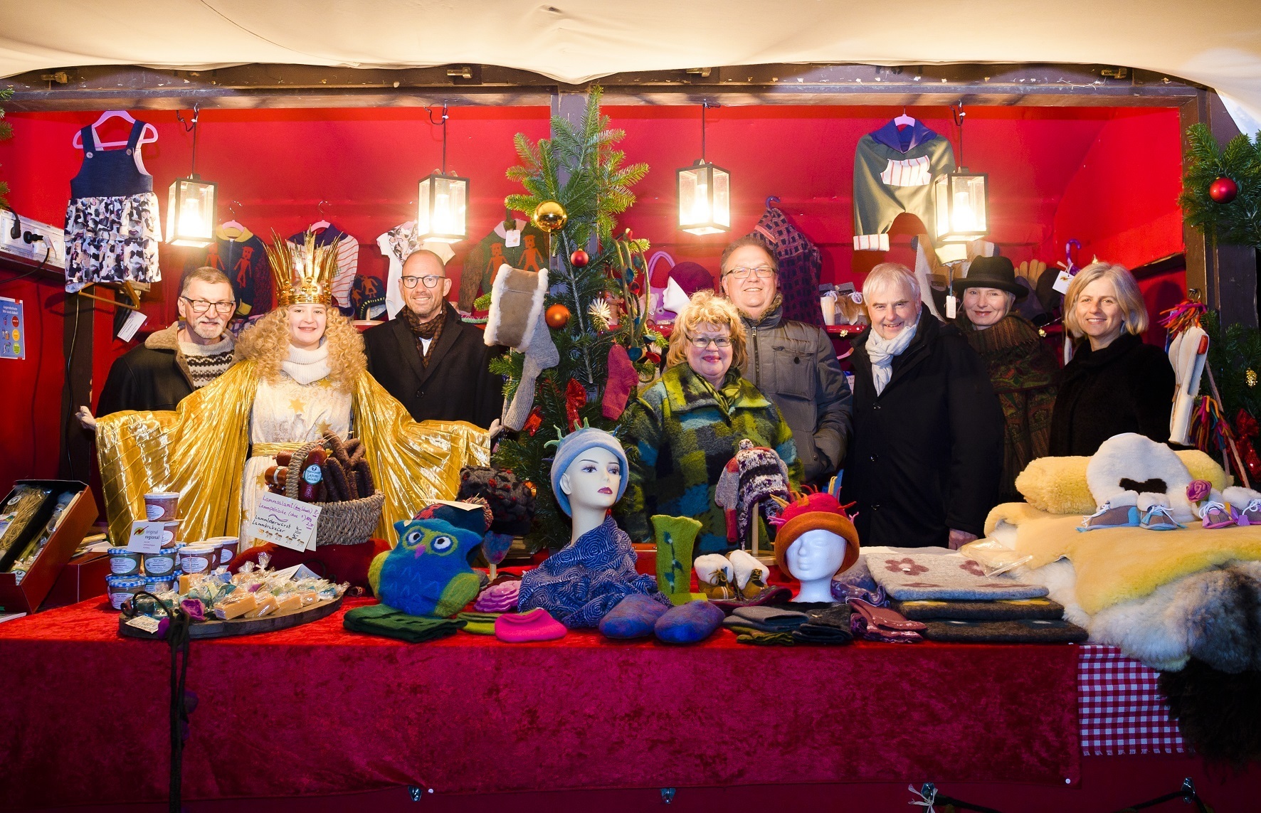 In der Bude des Schäferhofs Müller (v. l.): Peter Müller, Christkind Rebecca Ammon, Prof. Dr. Klaus L. Wübbenhorst, Margit Müller, Claus Fesel, Dr. Peter Pluschke, Barbara Ströll und Dr. Christa Standecker.