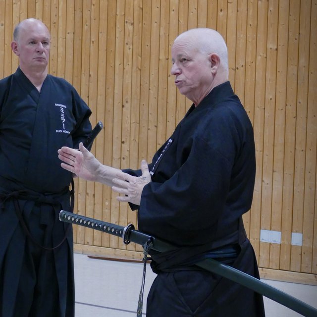 Rudi Müller, Präsident des Bayerischen Iaido Bundes, und Wim van Mourik