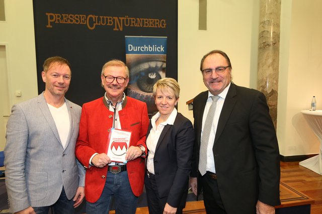 NÜRNBERG (mask) - Buchautor Jürgen Leuchauer (2.v.l.) mit Sohn Franco Leuchauer (l.) und Ehefrau Simone sowie Laudator Bernd Händel.