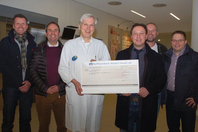 Jochen Langer, Markus Stiegler, Donato Cannizzo, Martin Meiler und Christian Bachhuber (v.l.) vom Sänger-Stammtisch aus Rockenbrunn übergaben den Spendenscheck an Chefarzt Prof. Dr. Wolfram Scheurlen (Mitte).