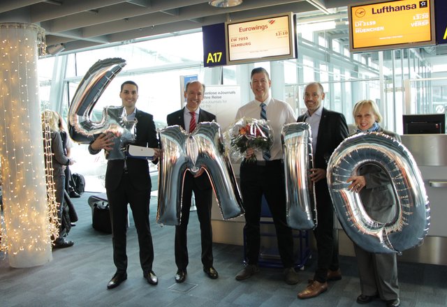 Beglückwünschten den 4-millionsten Passagier Oliver Schafheitle (Mitte): Pressesprecher Christian Albrecht, Marketingleiter Jürgen Kohstall, Aviation-Vertriebsleiter Christian Käser und Passage-Leiterin Susanne Lang (v.l.). | Foto: Airport Nürnberg