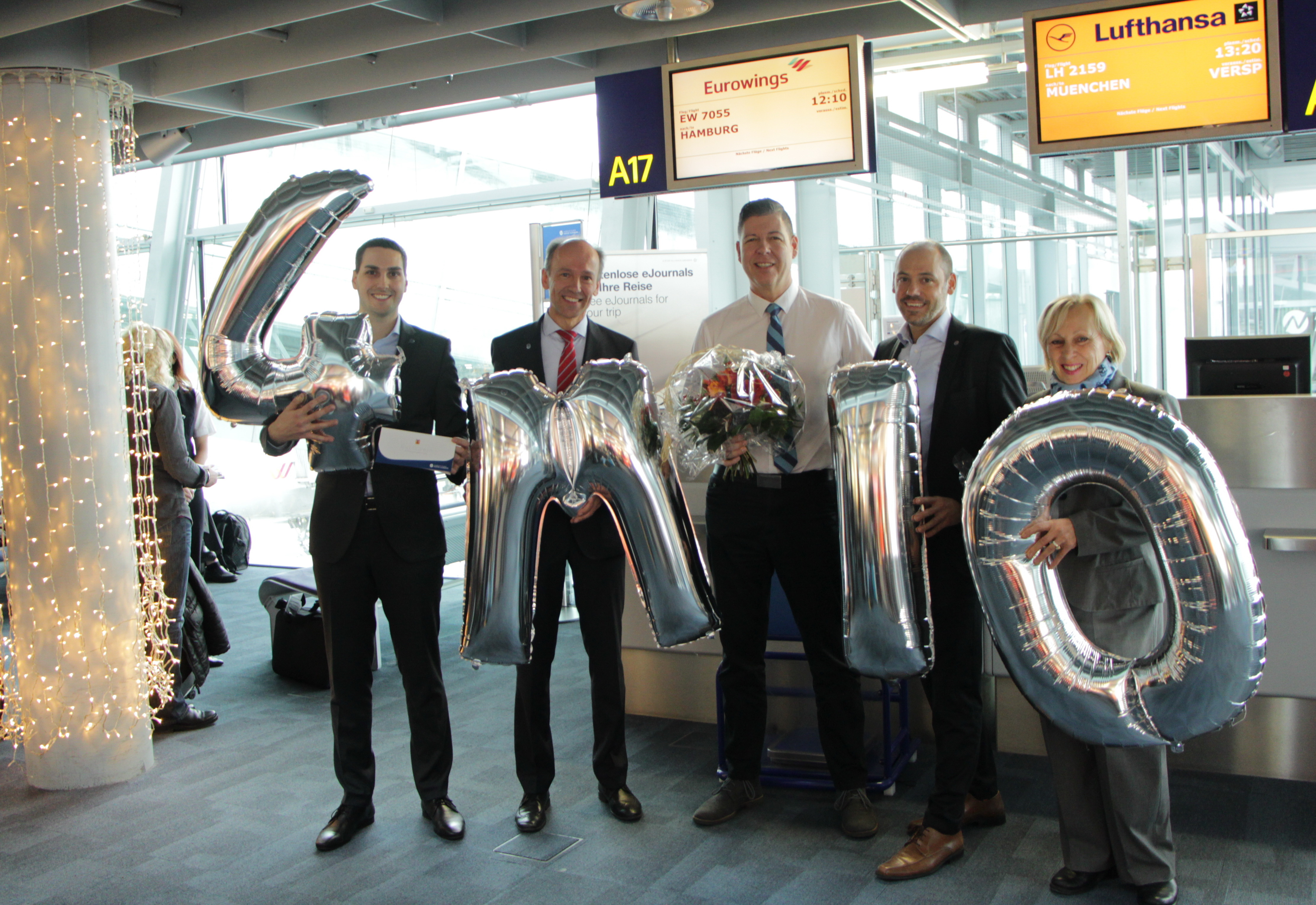 Beglückwünschten den 4-millionsten Passagier Oliver Schafheitle (Mitte): Pressesprecher Christian Albrecht, Marketingleiter Jürgen Kohstall, Aviation-Vertriebsleiter Christian Käser und Passage-Leiterin Susanne Lang (v.l.).