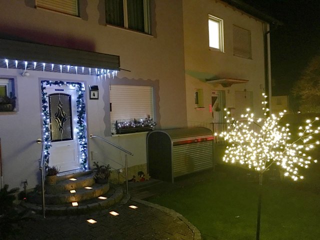 Monika und Franz Mainusch aus Forchheim zeigen uns ihr Weihnachtshaus und erzählen: ,,Wie jedes Jahr, so auch heuer, haben wir unser Eigenheim weihnachtlich geschmückt. An unserer Dekoration erfreuen sich unsere Nachbarn und alle, die an unserem Haus vorbeifahren. Wenn wir früh unsere Rollos öffnen, sind wir schon in Weihnachtsstimmung." | Foto: privat/Mainusch