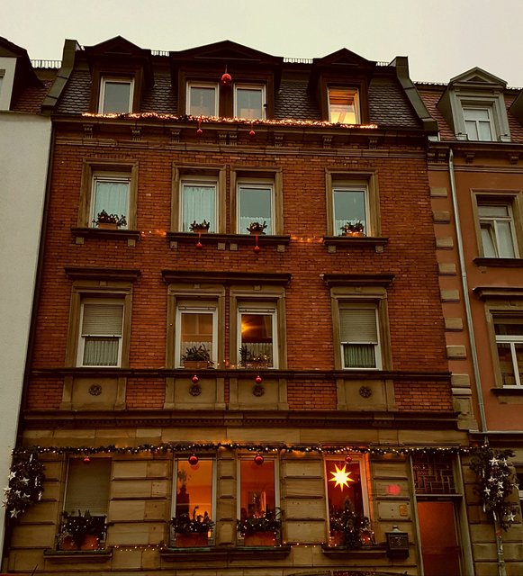Weihnachtshaus in St. Johannis: ,,Wir haben jedes Jahr zusammen mit unseren Eltern die Hausfassade unseres Stadthauses in St. Johannis von außen geschmückt. 
Im Hinterhof haben wir noch einen kleinen, privaten Christkindlesmarkt, den wir immer für Freunde, Bekannte und Nachbarn an einem Adventssonntag öffnen." | Foto: privat/Lola Cernan
