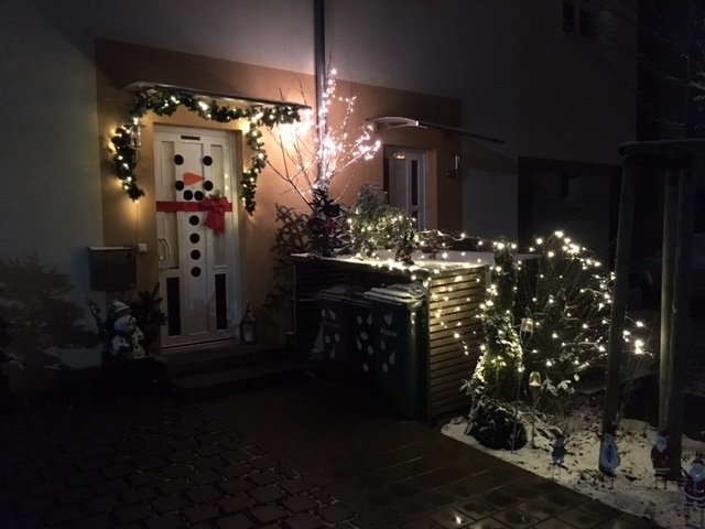 Stefanie Heinke aus Feucht schickte dem MarktSpiegel diese schöne Weihnachtsdeko vor dem  Haus. | Foto: privat/Stefanie Heinke