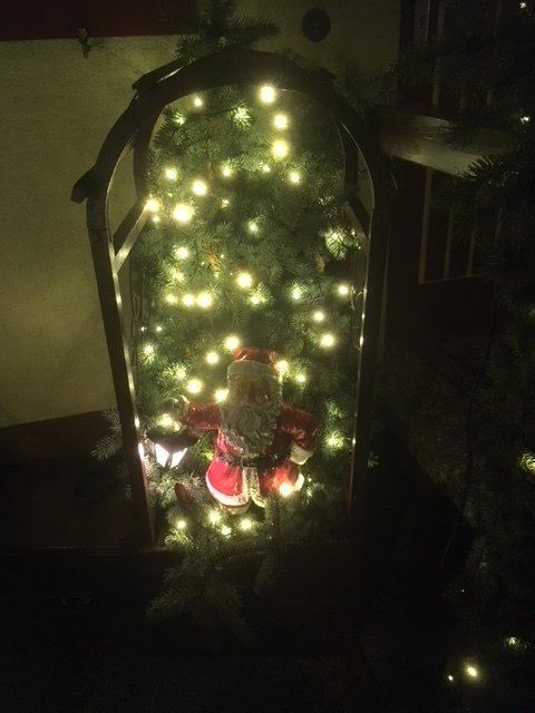 Weihnachtsbeleuchtung von Dieter Miodecki aus Erlangen: ,,Ein paar Bilder meiner Weihnachtsbeleuchtung nach viertägiger Arbeit. Es ist für die ganze Nachbarschaft und vor allem für die Kinder jedes Jahr ein Hingucker!" | Foto: Privat/Dieter Miodecki