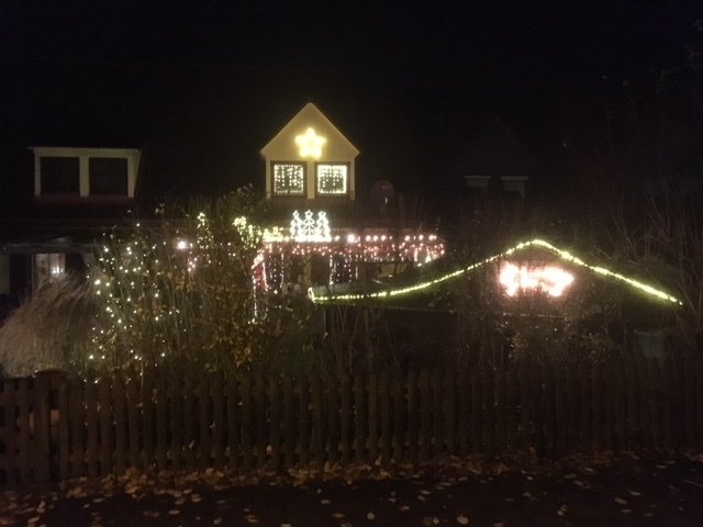 Weihnachtsbeleuchtung von Dieter Miodecki aus Erlangen: ,,Ein paar Bilder meiner Weihnachtsbeleuchtung nach viertägiger Arbeit. Es ist für die ganze Nachbarschaft und vor allem für die Kinder jedes Jahr ein Hingucker!" | Foto: Privat/Dieter Miodecki