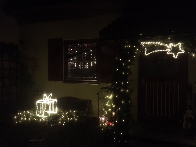 Weihnachtsbeleuchtung von Dieter Miodecki aus Erlangen: ,,Ein paar Bilder meiner Weihnachtsbeleuchtung nach viertägiger Arbeit. Es ist für die ganze Nachbarschaft und vor allem für die Kinder jedes Jahr ein Hingucker!" | Foto: Privat/Dieter Miodecki