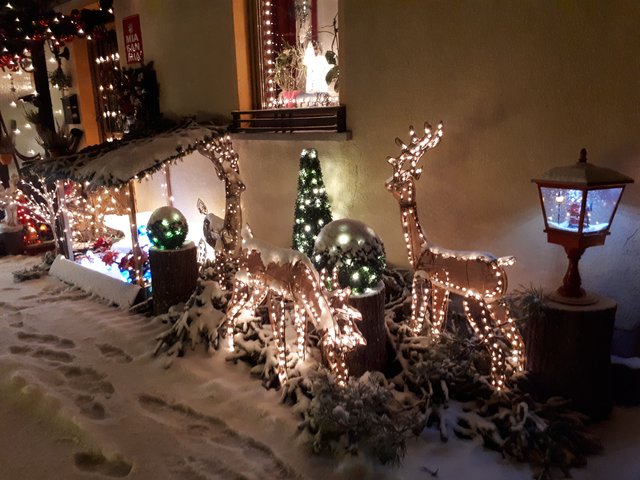 Markus Zeis hat dem MarktSpiegel Bilder seiner schönen Weihnachtsdeko geschickt: ,,Es handelt sich um mein Weihnachtshaus in Bojendorf/Landkreis Bamberg, das ich heuer mit insgesamt 18100 Lichtern geschmückt habe. Die Highlights sind meine beweglichen Figuren. Es wird auch alle Jahre etwas Neues installiert." | Foto: Privat/Markus Zeis