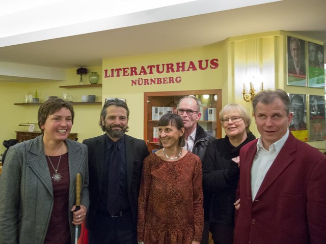 Geteilte Freude ist vielfache Freude beim Gemeinschaftsprojekt des Literaturhauses Nürnberg mit der Bayerischen Blindenhörbücherei (BBH): Irmgard Badura (Behindertenbeauftragte des Freistaats Bayern), Sprecher Wolfgang Hartmann, BBH-Geschäftsführerin Ruth Tiedge, Sprecher Martin Pfisterer, Nürnbergs Inklusionsbeauftragte Sabrina Dellith und BBH-Vorsitzender Christian Seuß.