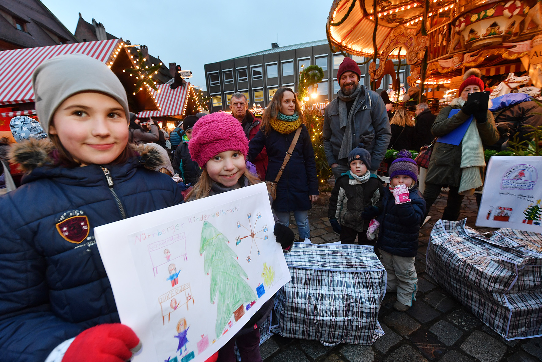 Die Gewinner freuten sich über Verpflegungsgutscheine und Freikarten für die Mitmachbuden und Fahrgeschäfte auf dem Hans-Sachs-Platz und trugen nach dem Erinnerungsfoto im Nikolaushaus stolz ihre mit hochwertigen Spielsachen, Büchern, Stiftesets und Adventsgebäck gefüllten Taschen nach Hause.