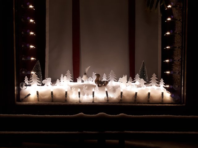 Markus Zeis hat dem MarktSpiegel Bilder seiner schönen Weihnachtsdeko geschickt: ,,Es handelt sich um mein Weihnachtshaus in Bojendorf/Landkreis Bamberg, das ich heuer mit insgesamt 18100 Lichtern geschmückt habe. Die Highlights sind meine beweglichen Figuren. Es wird auch alle Jahre etwas Neues installiert." | Foto: Privat/Markus Zeis
