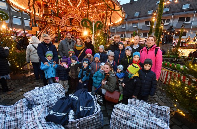 Die Gewinner freuten sich über Verpflegungsgutscheine und Freikarten für die Mitmachbuden und Fahrgeschäfte auf dem Hans-Sachs-Platz und trugen nach dem Erinnerungsfoto im Nikolaushaus stolz ihre mit hochwertigen Spielsachen, Büchern, Stiftesets und Adventsgebäck gefüllten Taschen nach Hause.