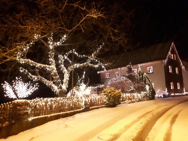 Markus Zeis hat dem MarktSpiegel Bilder seiner schönen Weihnachtsdeko geschickt: ,,Es handelt sich um mein Weihnachtshaus in Bojendorf/Landkreis Bamberg, das ich heuer mit insgesamt 18100 Lichtern geschmückt habe. Die Highlights sind meine beweglichen Figuren. Es wird auch alle Jahre etwas Neues installiert." | Foto: Privat/Markus Zeis