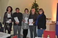 Daniela Zimmermann (ganz links) und Elke Hartmann (ganz rechts) ehren Günter Hetzner , Daniela Prechtel und Rainer Goergen für viele Dienstjahre