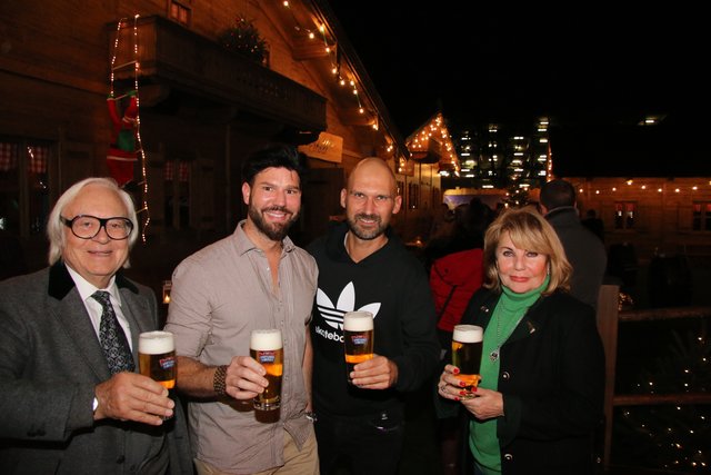 ,,Erdinger"-Legende Werner Brombach mit Top-Gastronom Christian Wagner, Hütten-Macher Christopher Dietz & Kult-Wirtin Sissy Kleinke-Kühnel. | Foto: © Jürgen Friedrich