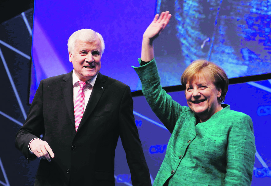 Horst Seehofer und Angela Merkel freuen sich über den harmonischen Verlauf des CSU-Partteitages.