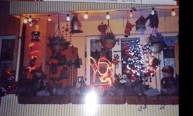 Ingrid Forster hat uns auch ihre schöne Deko geschickt: ,,Jetzt geb ich mal ein bisschen an. Mein Balkon ist Sommer wie Winter immer ein schöner Anblick. Ich wohne direkt von Haupteingang der Jugendherberge gegenüber . Jetzt im Winter kommen viele Touristen vorbei, die den auffälligen Balkon fotografieren. Meist aus Japan, China und der USA. Für diese Menschen ist es ein geschmückter Balkon halt mal was anderes . Mit Stolz sage ich, dies gefällt den Touristen." | Foto: Privat/Ingrid Forster