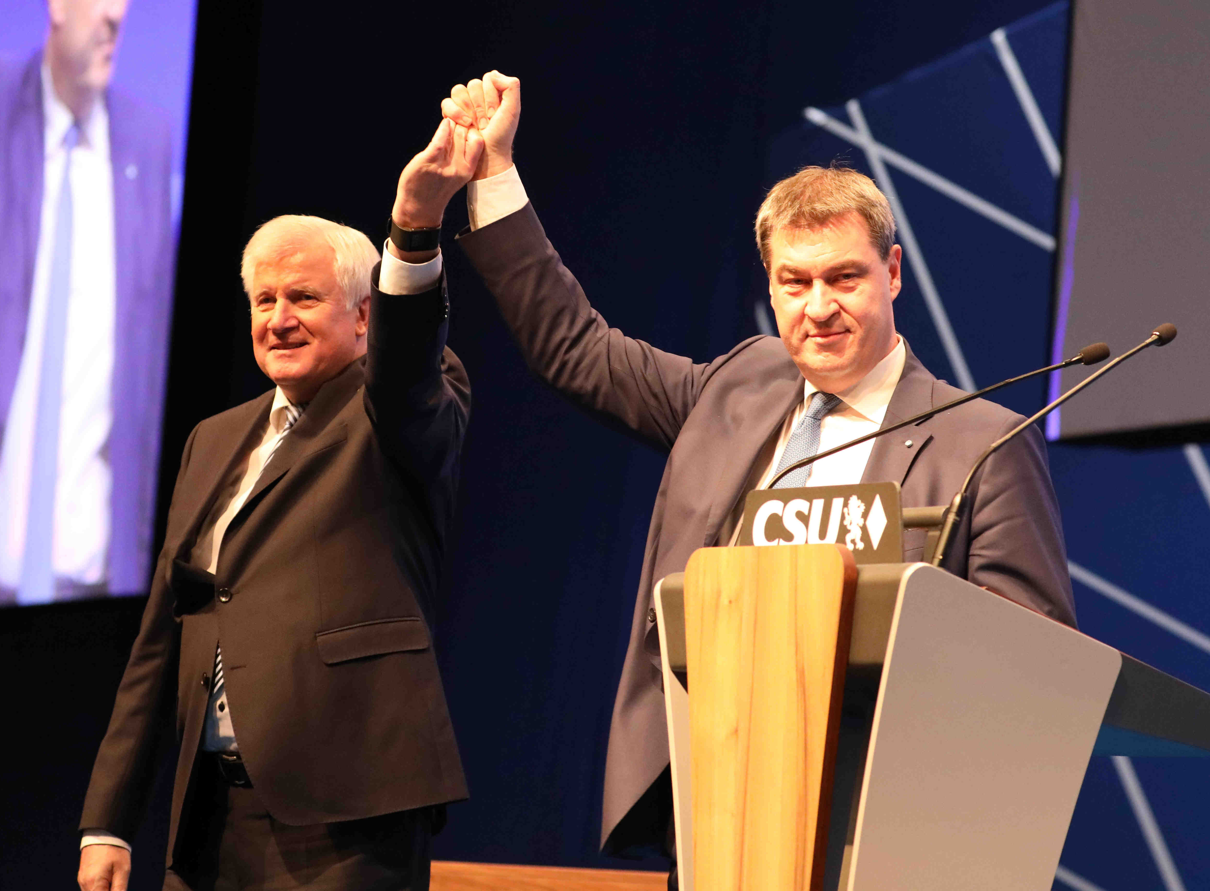 Doppelspitze: Horst Seehofer (li.) und Markus Söder reichen sich die Hände.