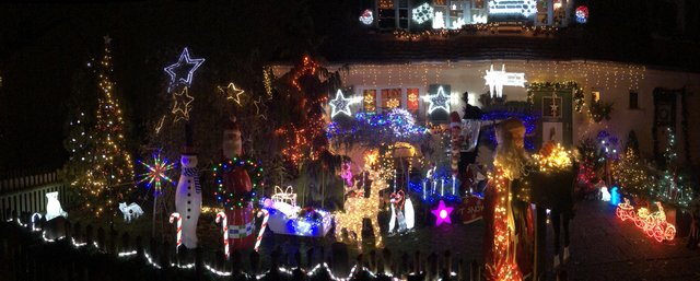 Pure Weihnachtsfreude von Claudia Saravo: ,,Unser Lichtermeer wird jedes Jahr mit Liebe und Vorfreude aufs Leuchten angebracht, wobei es natürlich immer noch etwas mehr wird. In unserem Haus befindet sich auch das Büro meines ambulanten Pflegedienstes - zum Glück sieht unser Team meinen Spleen mit Humor! Jedenfalls kennt uns hier in der Gegend fast jeder." | Foto: Privat/Claudia Saravo