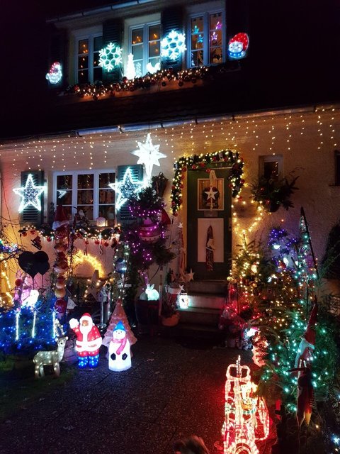Pure Weihnachtsfreude von Claudia Saravo: ,,Unser Lichtermeer wird jedes Jahr mit Liebe und Vorfreude aufs Leuchten angebracht, wobei es natürlich immer noch etwas mehr wird. In unserem Haus befindet sich auch das Büro meines ambulanten Pflegedienstes - zum Glück sieht unser Team meinen Spleen mit Humor! Jedenfalls kennt uns hier in der Gegend fast jeder." | Foto: Privat/Claudia Saravo