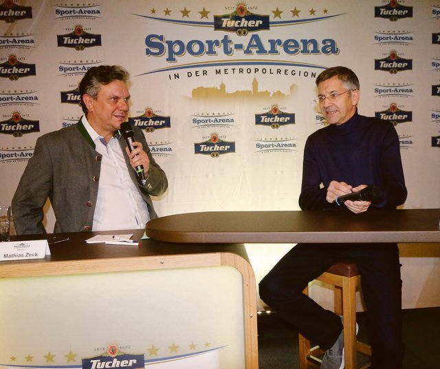 Moderator Mathias Zeck im Gespräch mit Herbert Hainer. | Foto: © John R. Braun