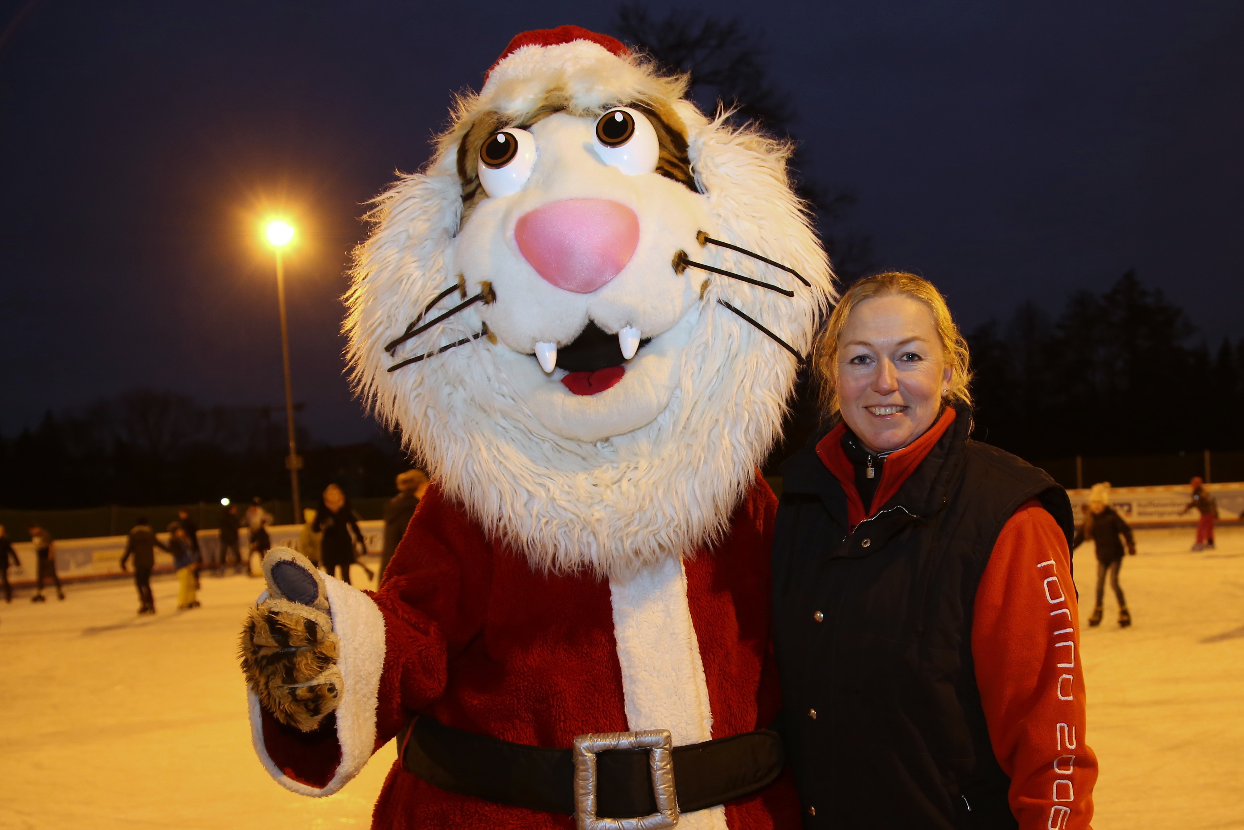 Ice Tigers-Maskottchen Pucki mit Doppel-Olympiasiegerin Sylke Otto.