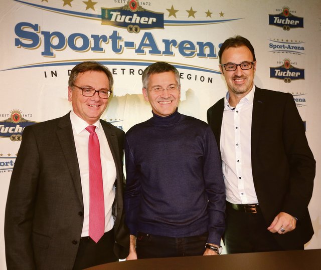 Tucher-Geschäftsführer Fred Höfler (l.) und Tucher-Gastronomiedirektor Jörg Träger (r.) mit Herbert Hainer. | Foto: © John R. Braun