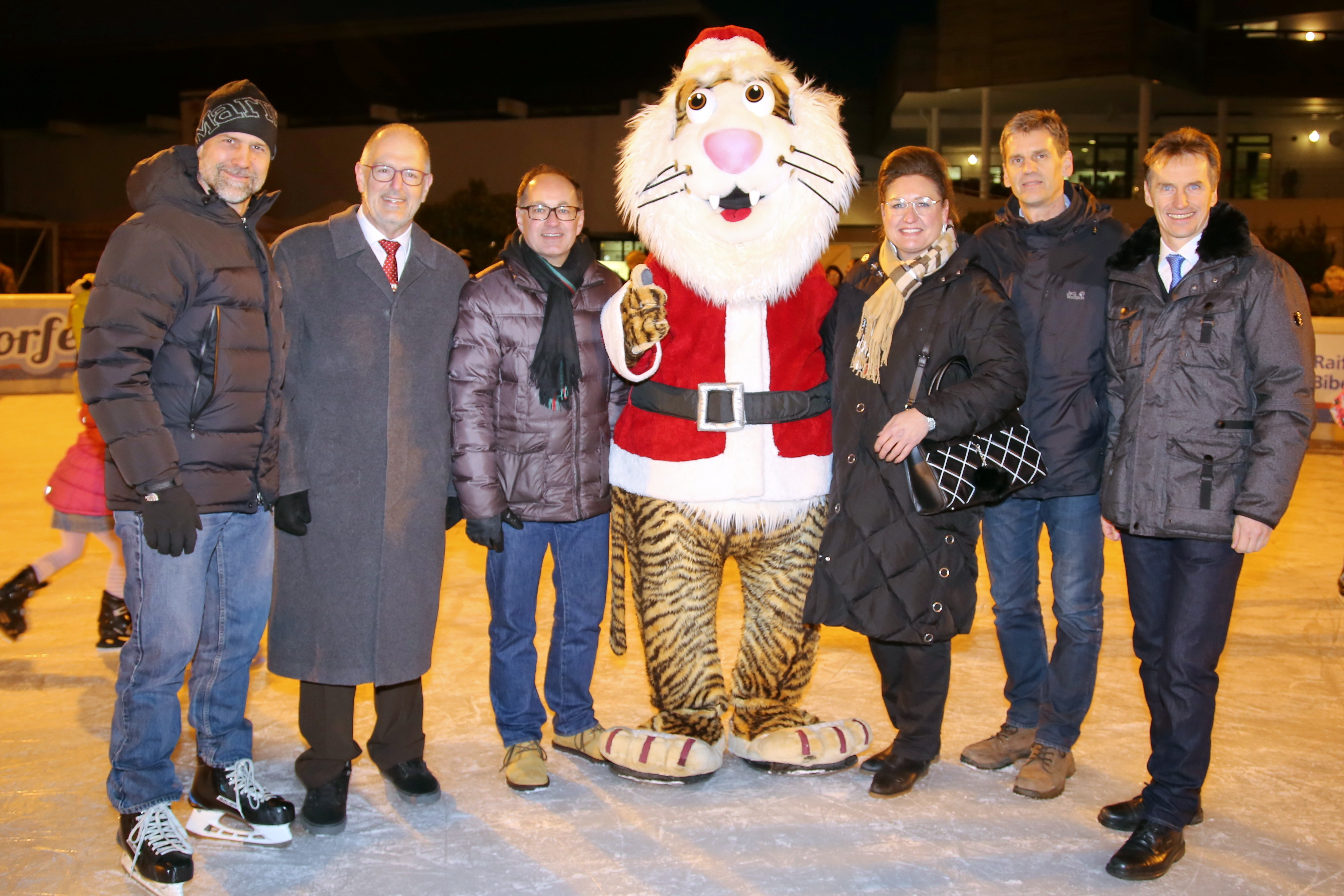 Freuen sich über den Fortbestand der Zirndorfer Eisbahn (v.l.) Ice Tigers-Trainer Rob Wilson, 1. Bürgermeister Thomas Zwingel, Kai Eschenbacher (Tucher), Pucki, Bürgermeisterin Sandra Hauber, Thomas Lang (Sparkasse Fürth), Jürgen Gastner (Raiffeisenbank Bibertgrund).