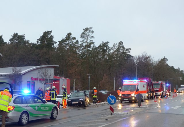 Verkehrsunfall zwischen einem Pkw und einem Lkw
