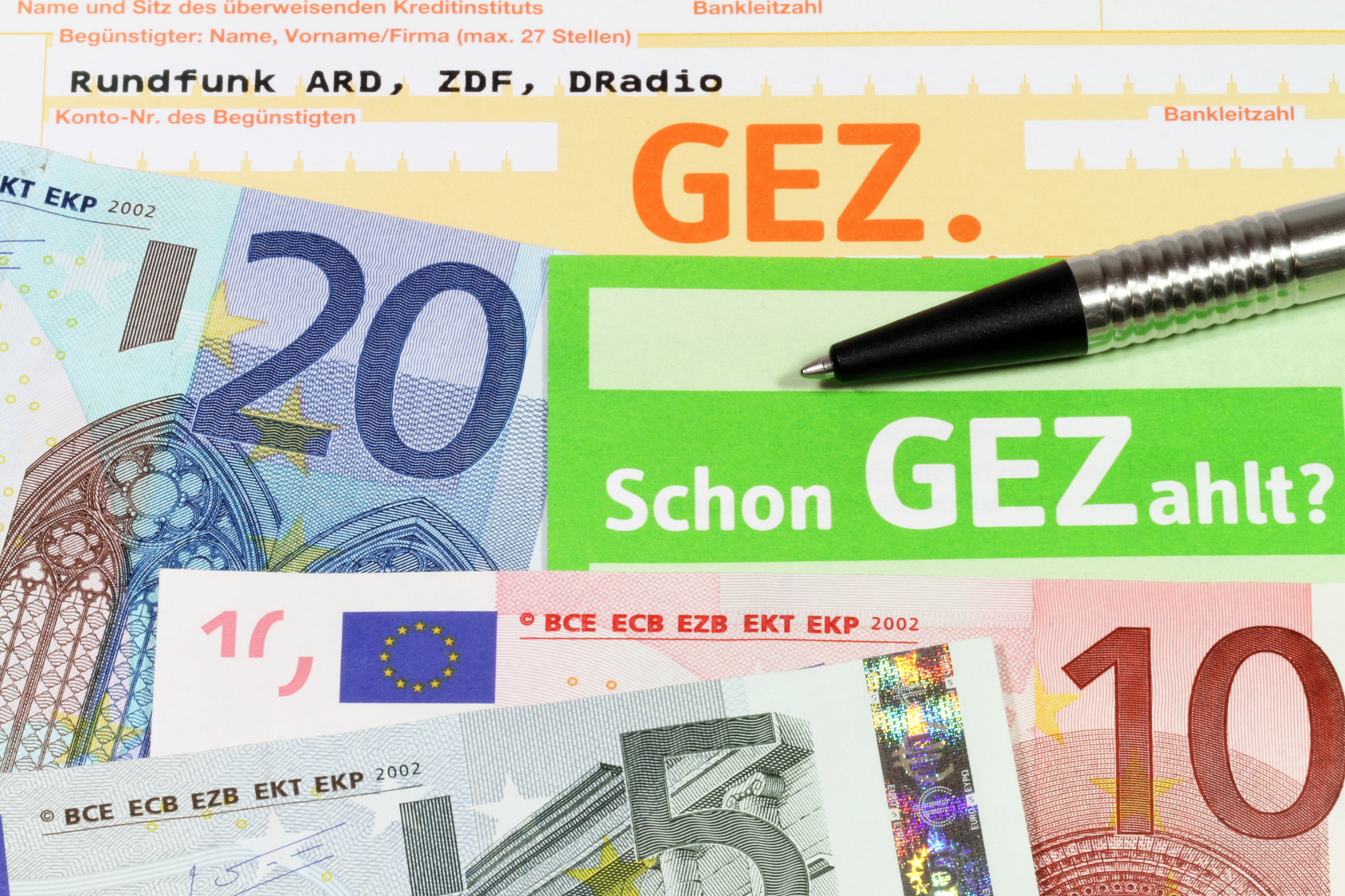 Für viele ein Ärgernis: Wer an die GEZ zahlen muss, sollte sich genau informieren - beispielsweise bei den Verbraucherzentralen.
