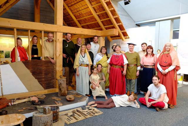 Nur eines von vielen Beispielen: Die Akteure beim Keltenfest der NHG in ihren Gewändern, die Alltagstauglichkeit und Zweckmäßigkeit, aber auch die Pracht festlicher Gewänder zeigten. | Foto: NHG