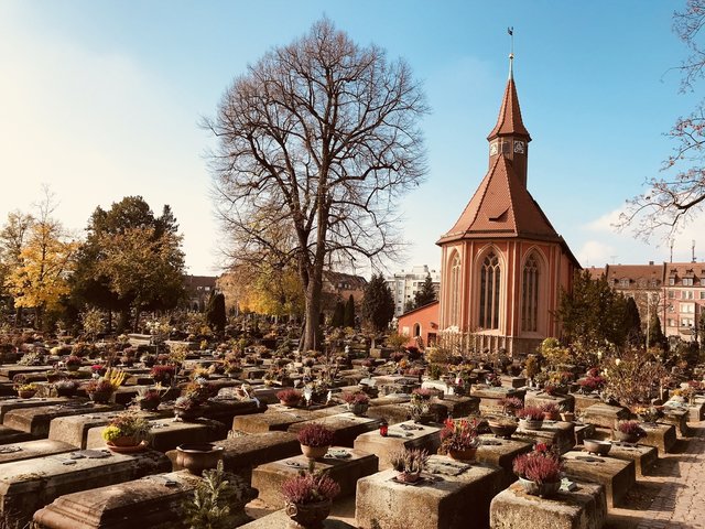Der Johannisfriedhof (Bild) und der Rochusfriedhof sind berühmt für ihre Epitaphienkultur. | Foto: ©Susanne/Fotolia.com