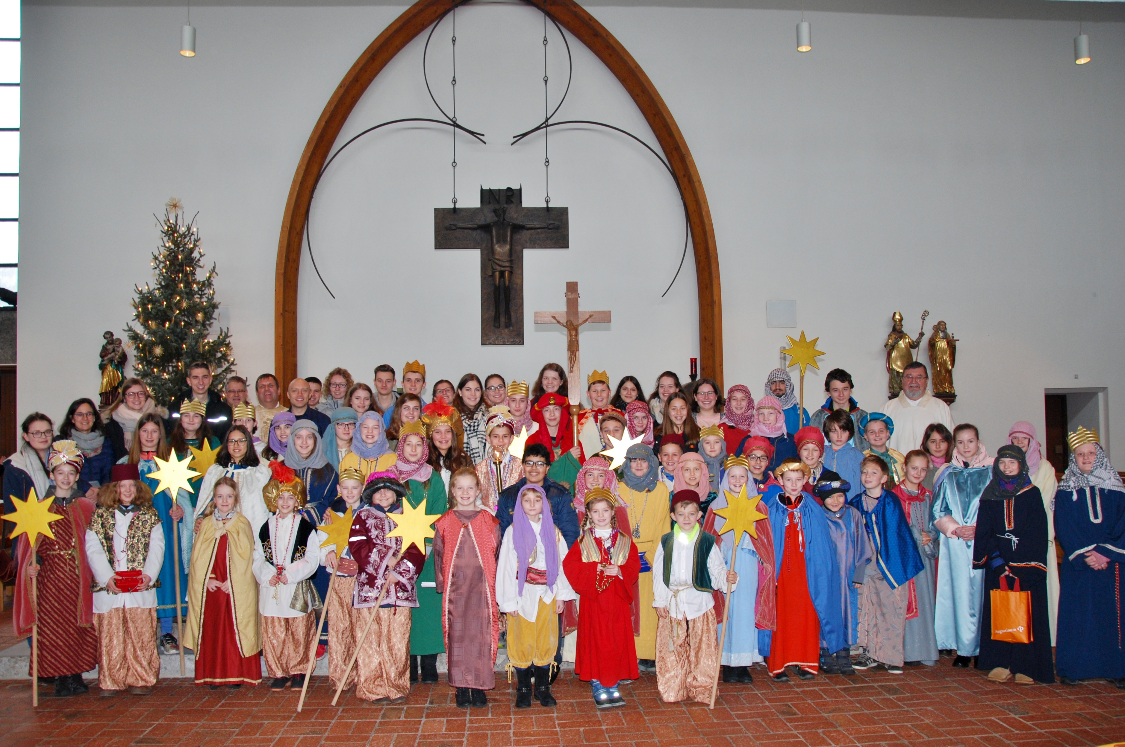 Die Rother und Eckersmühlener Sternsinger beim gemeinsamen Abschlussgottesdienst mit Pfarrer Christian Konecny und Diakon Heinrich Hofbeck in der katholischen Pfarrkirche.