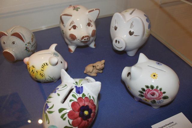 Noch bis 18. März ist die Sonderausstellung "Schwein.Kram!" im Fürther Sadtmuseum zu sehen. Foto: Ebersberger