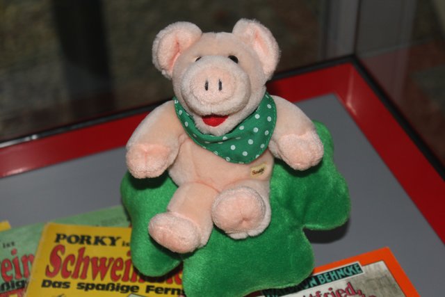 Noch bis 18. März ist die Sonderausstellung "Schwein.Kram!" im Fürther Sadtmuseum zu sehen. Foto: Ebersberger