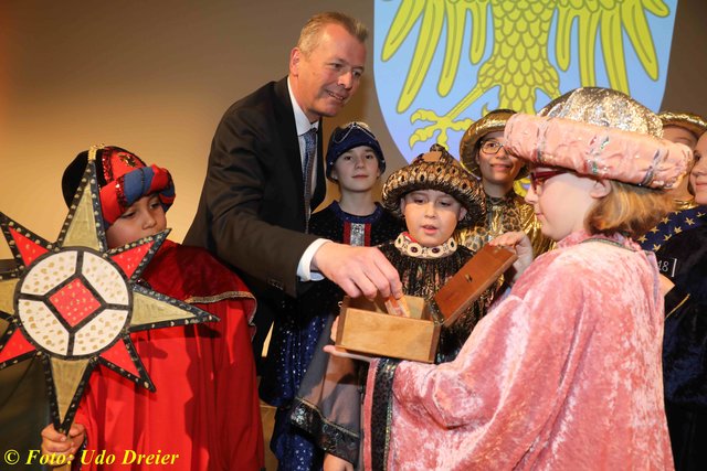 Die Sternsinger des Seelsorgebereiches St. Bonifaz und St. Wolfgang sammelten beim Neujahrsempfang 2018 der Stadt Nürnberg 6.450,00 Euro. | Foto: Udo Dreier