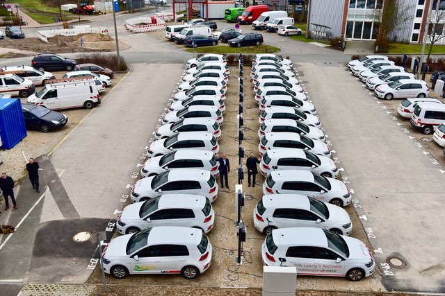 Blick von oben auf den neuen elektrischen Fuhrpark der N-ERGIE. Foto: © Peter Maskow