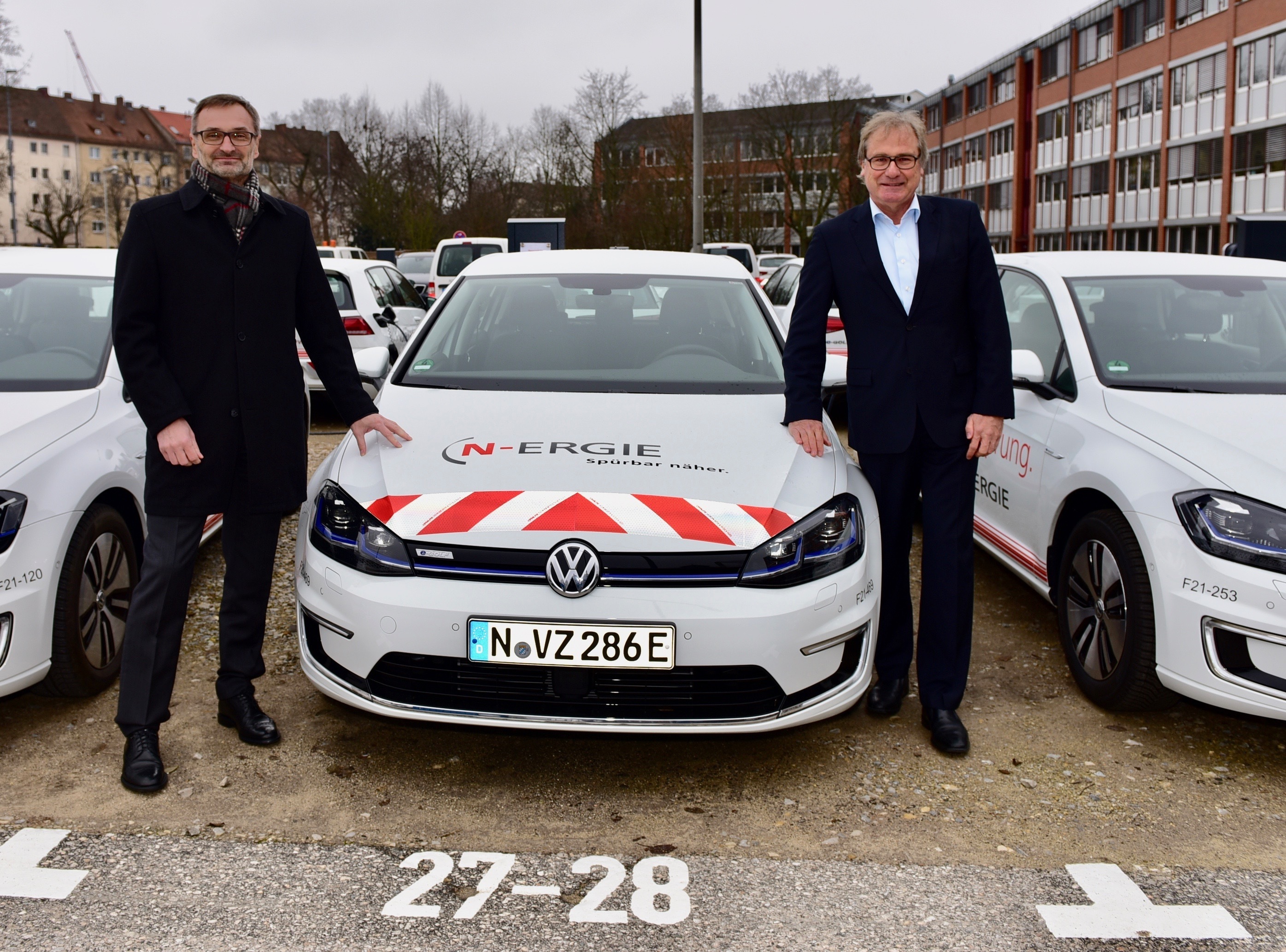 N-ERGIE-Vorstandschef Josef Hasler (links) freut sich mit Uwe Feser über die 67 neuen VW e-Golf, die die Feser-Graf Gruppe geliefert hat. Foto: © Peter Maskow